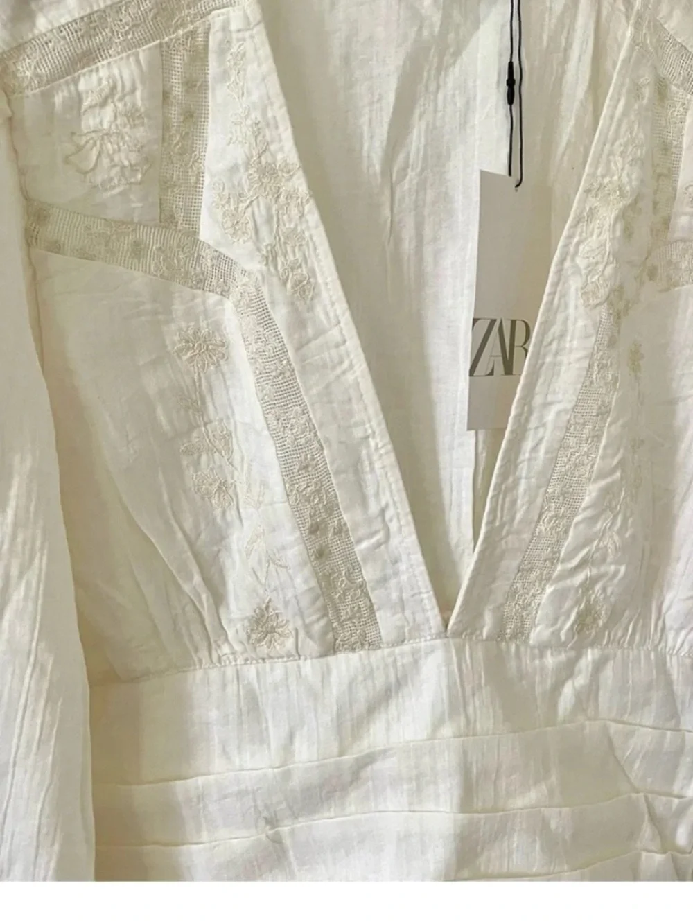 NEW Zara NWT off white cream embroidered V-neck cropped top  🚨FIRM PRICE